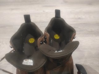 Botas de montaña marrones y verdes