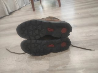 Botas de montaña marrones y verdes