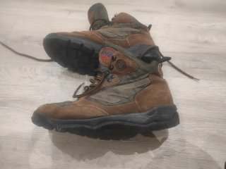Botas de montaña marrones y verdes