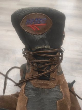 Botas de montaña marrones y verdes