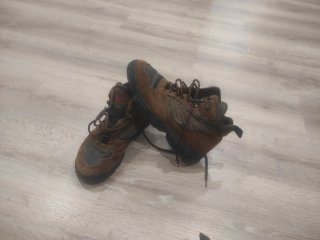 Botas de montaña marrones y verdes