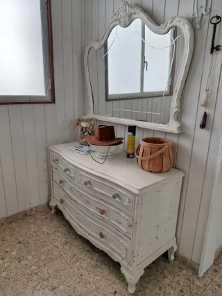 Cómoda y espejo de madera blanco