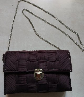 Bolso de mano marron tejido artesanal