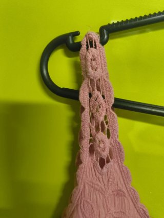 Camiseta tirantes rosa bordada