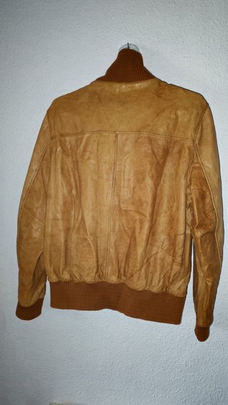Chaqueta de cuero marrón y amarilla