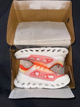 On Cloud Remix Naranja/Blanco
