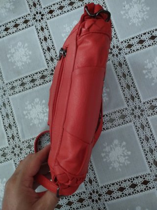 Bolso de mano rojo con tachuelas
