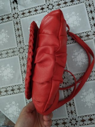 Bolso de mano rojo con tachuelas