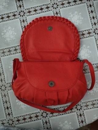 Bolso de mano rojo con tachuelas