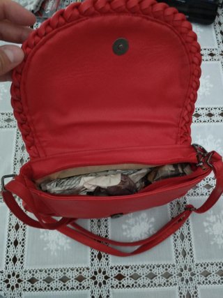 Bolso de mano rojo con tachuelas
