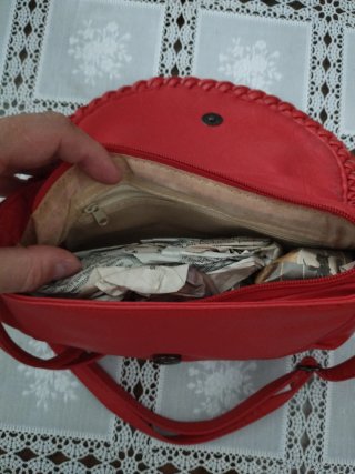 Bolso de mano rojo con tachuelas