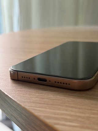 iPhone 16 Pro Max Dorado Como Nuevo