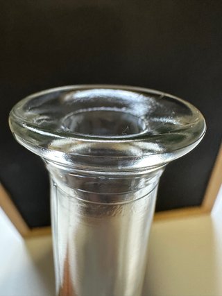 Bottiglia in vetro decorata con tappo