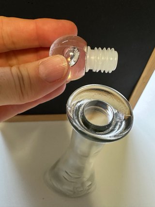 Bottiglia in vetro decorata con tappo