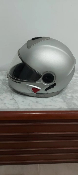 Casco de moto Shuberth plateado con visera