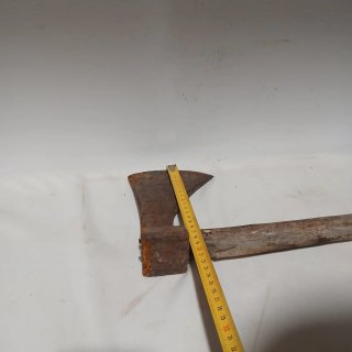 Hacha antigua de metal y madera