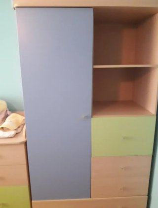 Habitación infantil: cuna, cómoda y armario