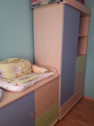 Habitación infantil: cuna, cómoda y armario