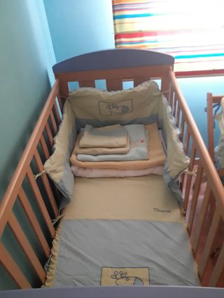 Habitación infantil: cuna, cómoda y armario