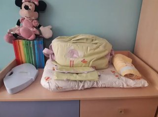 Habitación infantil: cuna, cómoda y armario