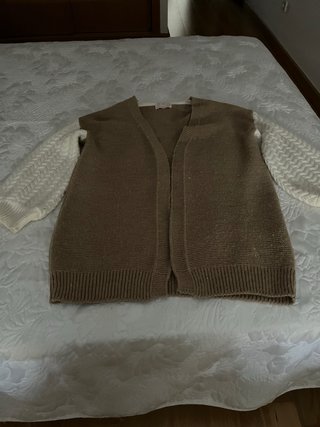 Chaqueta de punto marrón y blanco