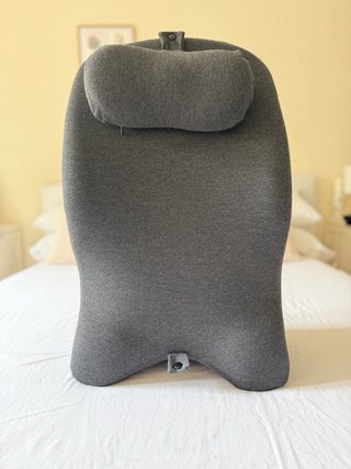 Almohada cervical y reposapiés gris