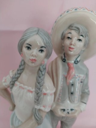 Pareja figuras porcelana estilo clásico