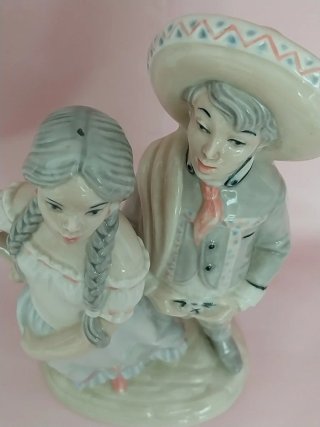 Pareja figuras porcelana estilo clásico