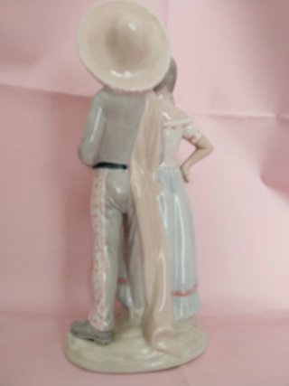 Pareja figuras porcelana estilo clásico