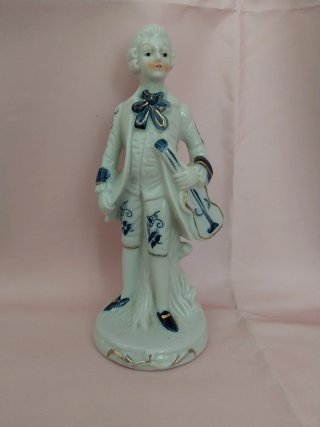 Pareja figuras porcelana estilo clásico