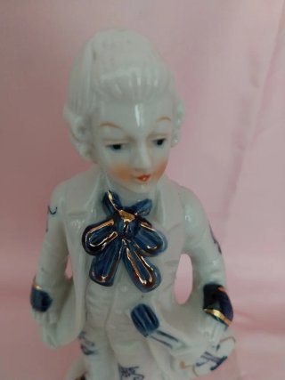 Pareja figuras porcelana estilo clásico