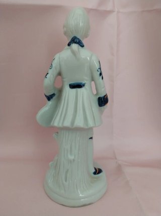 Pareja figuras porcelana estilo clásico