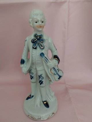 Pareja figuras porcelana estilo clásico