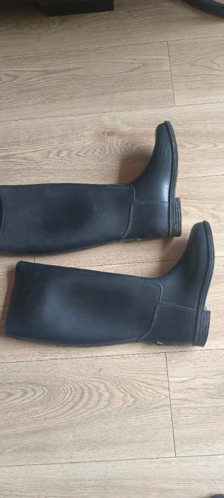 Botas altas de goma negras