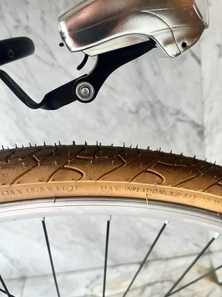 Bicicleta de paseo negra con cesta y portabultos.