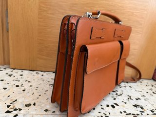 Bolso de piel marrón y naranja