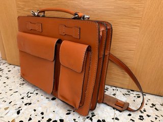 Bolso de piel marrón y naranja