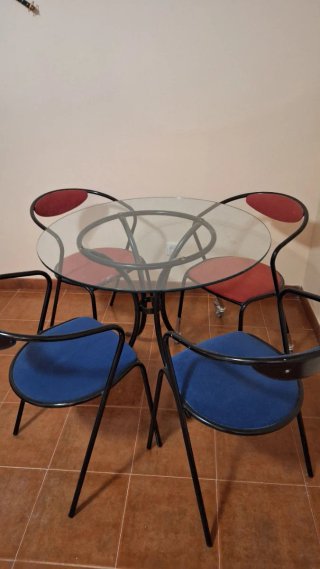 Mesa de cristal con 4 sillas