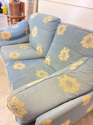 Sofá antiguo tela floral azul y amarillo