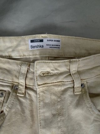 Vaqueros Bershka rotos beige