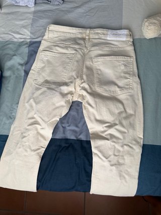 Vaqueros Bershka rotos beige