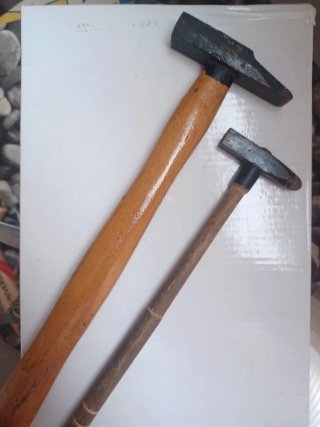 Dos martillos para texturizar metal