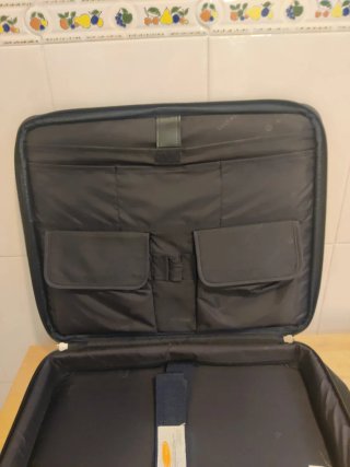 Maletín negro para portátil. Bolsillo exterior