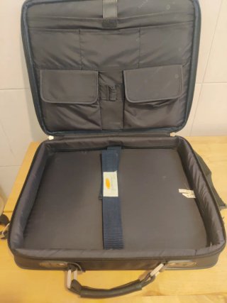 Maletín negro para portátil. Bolsillo exterior