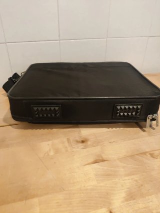 Maletín negro para portátil. Bolsillo exterior