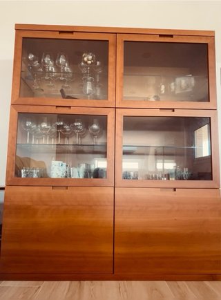 Vitrina madera maciza con puertas de cristal
