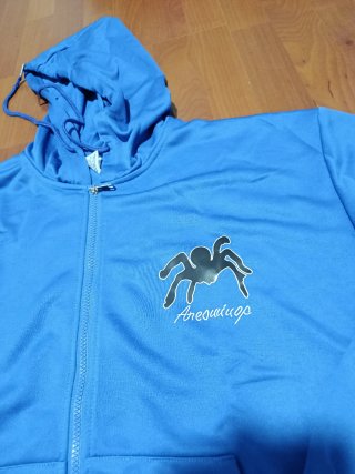 Sudadera azul con cremallera y logo