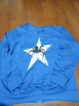 Sudadera azul con cremallera y logo