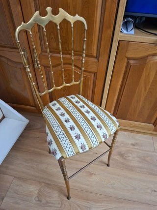 Silla antigua de bronce con tapizado floral