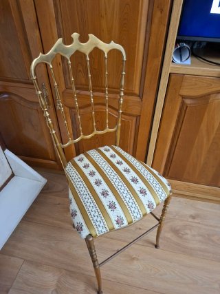 Silla antigua de bronce con tapizado floral
